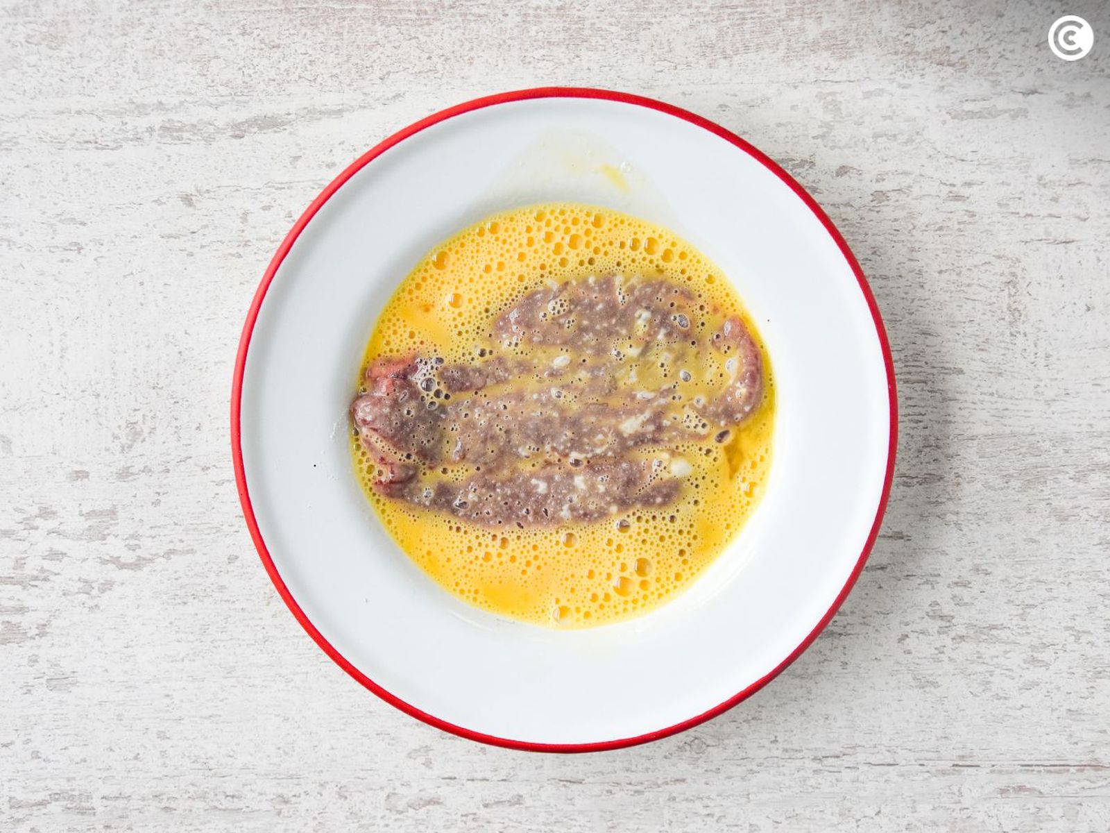 Cubrir con huevo los filetes de ternera para hacerlos empanados
