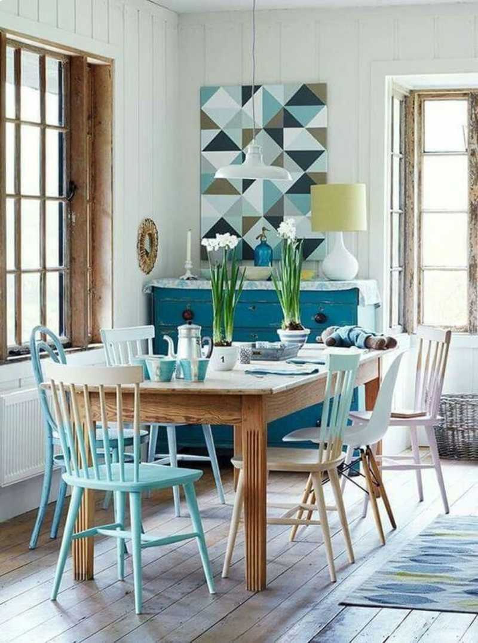 Comedor con sillas azules pintadas con pintura a la tiza. Comedor con sillas azules pintadas con pintura a la tiza.