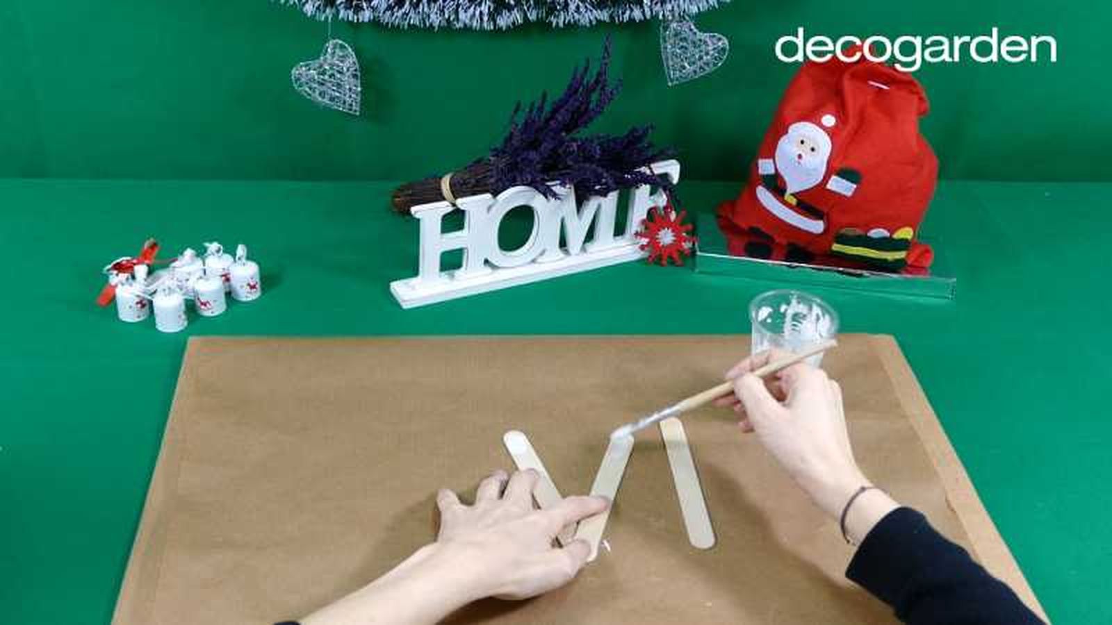 Pegar los palos de helado para hacer renos de Navidad. Pegar los palos de helado para hacer renos de Navidad.