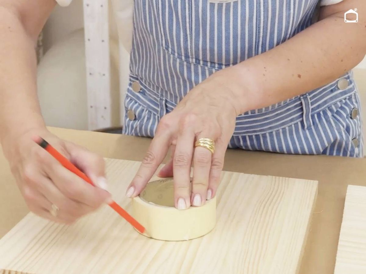 Marcamos un círculo en el tablón ayudándonos de una cinta de carrocero.