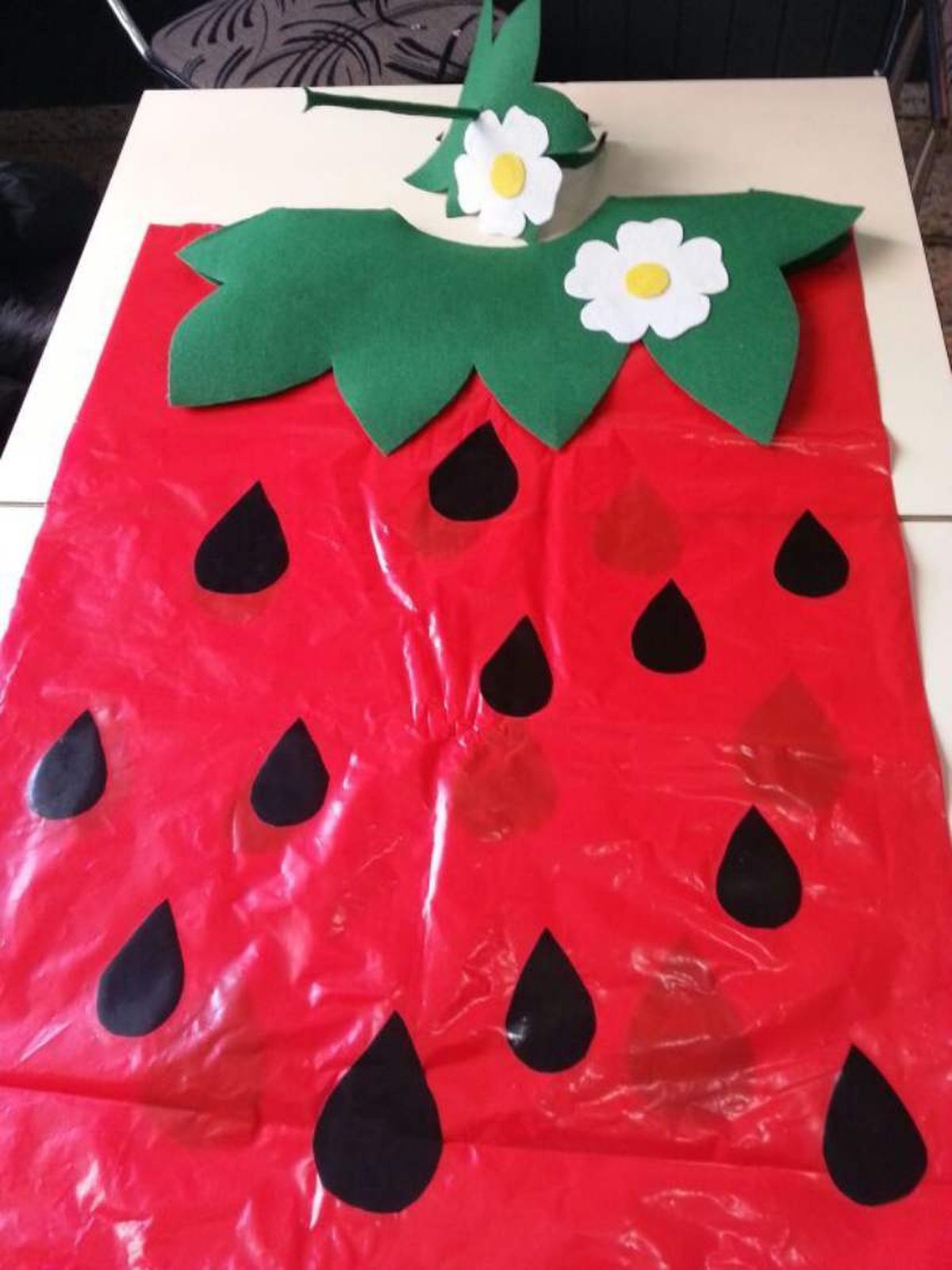Disfraz de fresa utilizando una bolsa de basura