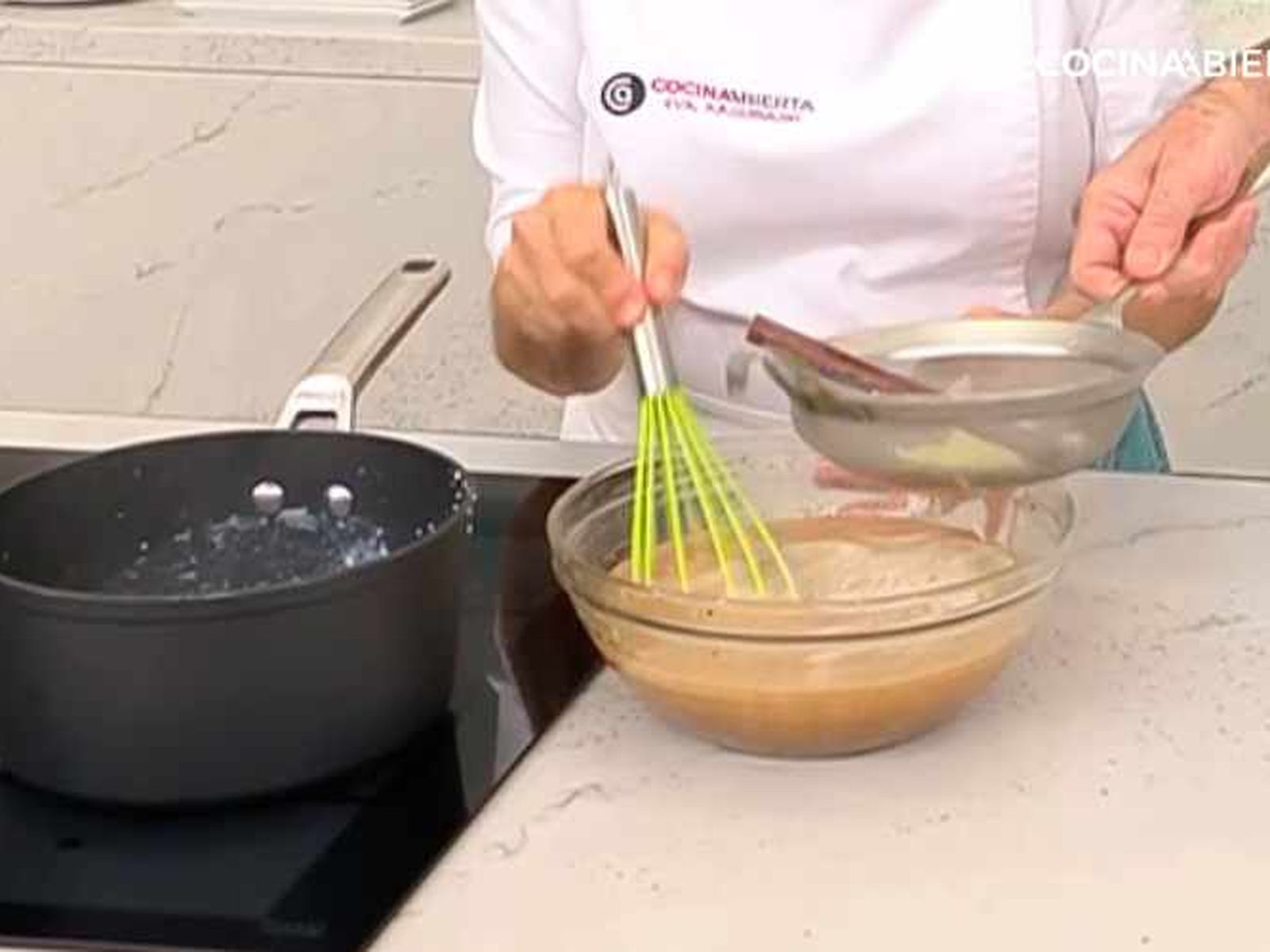 Cuela la leche aromatizada y mezcla Cuela la leche aromatizada y mezcla