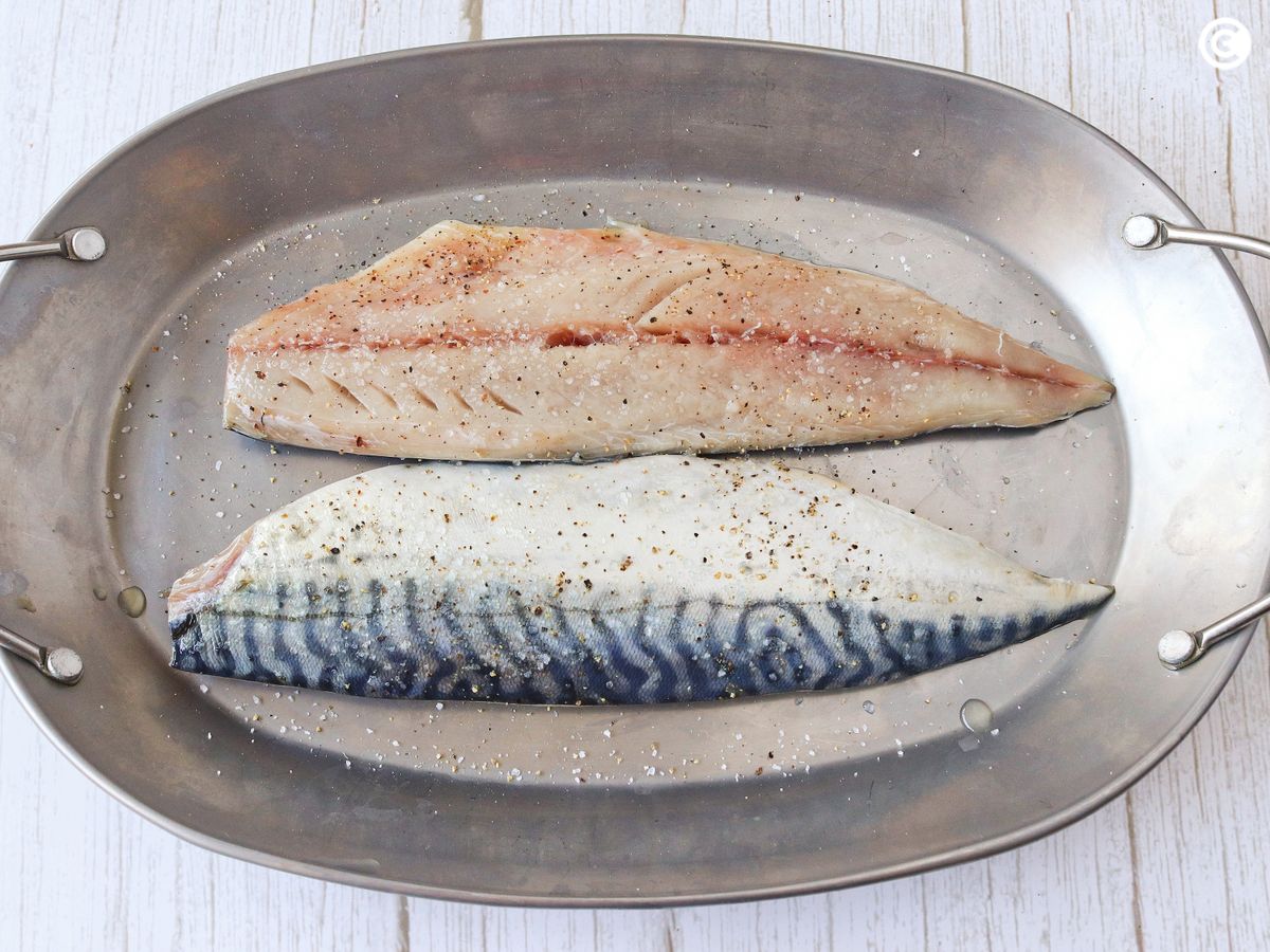 Salpimienta la caballa para cocinarla