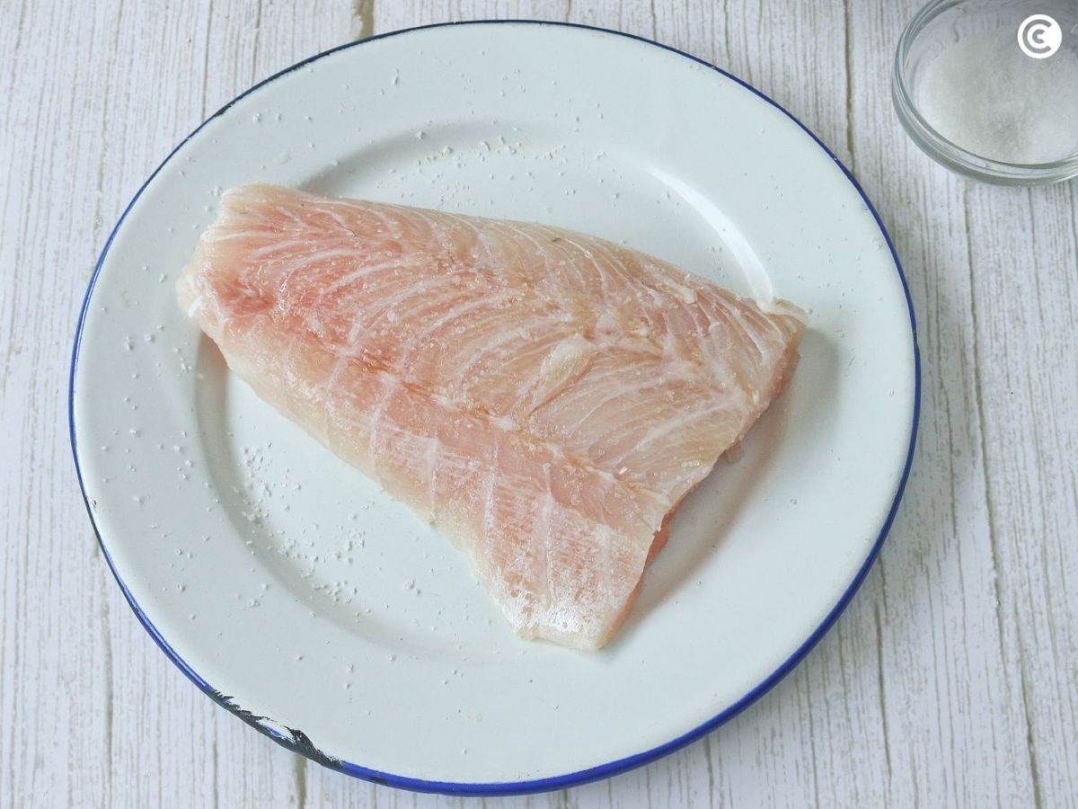 Secar y añadir sal al filete de mero antes de hacer a la plancha