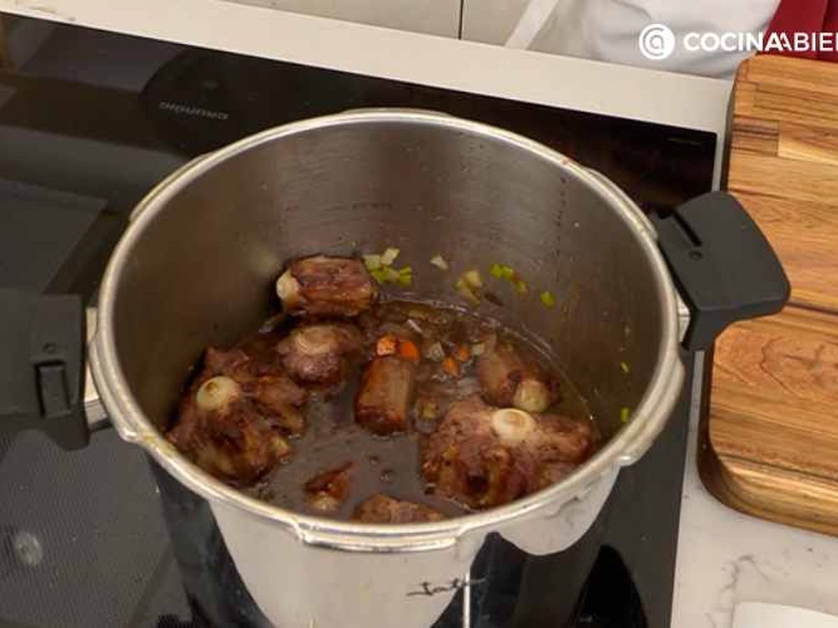 Incorpora el rabo de ternera