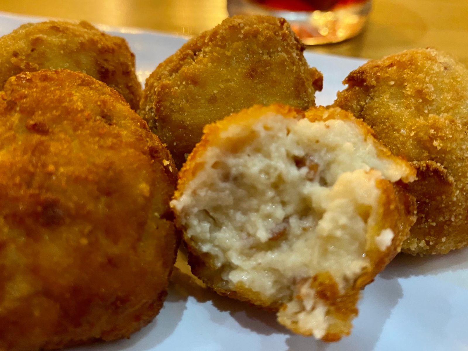 Una buena croqueta se reconoce al abrirla: bechamel ligada, interior cremoso y relleno visible.