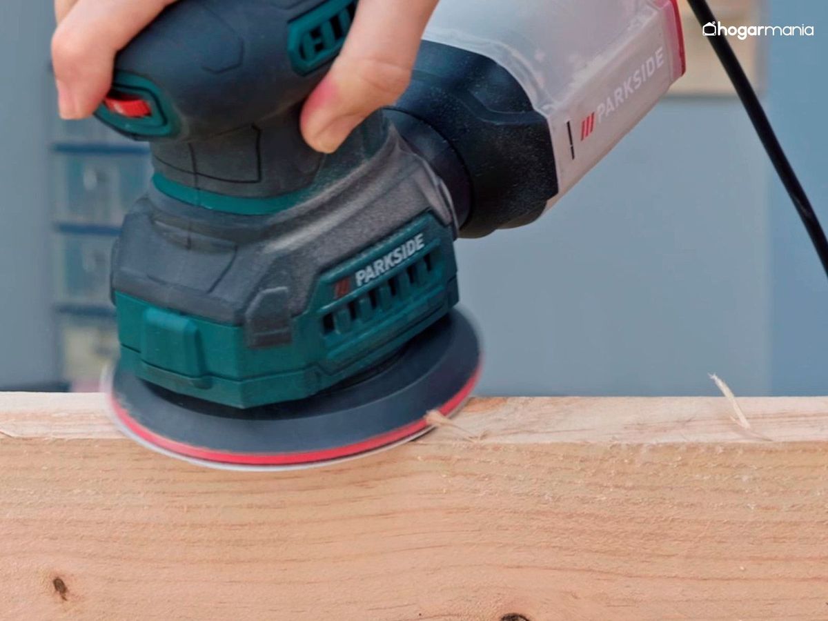 Lija la madera para quitar astillas