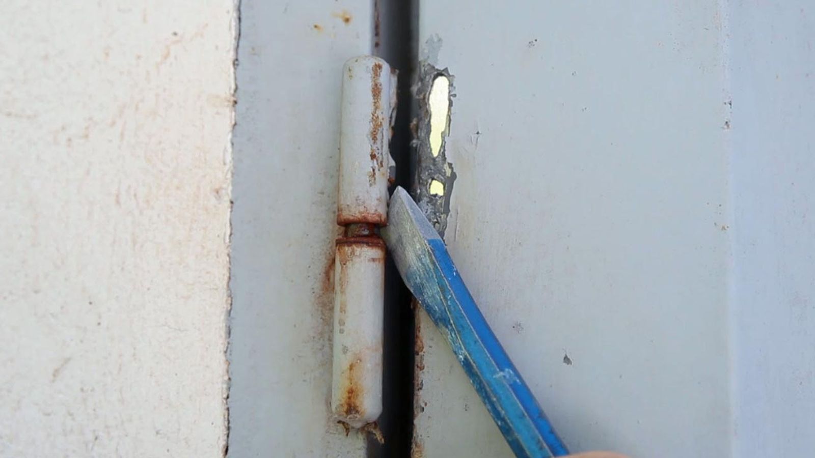 Cómo lubricar un pernio paso 1 Cómo lubricar un pernio paso 1