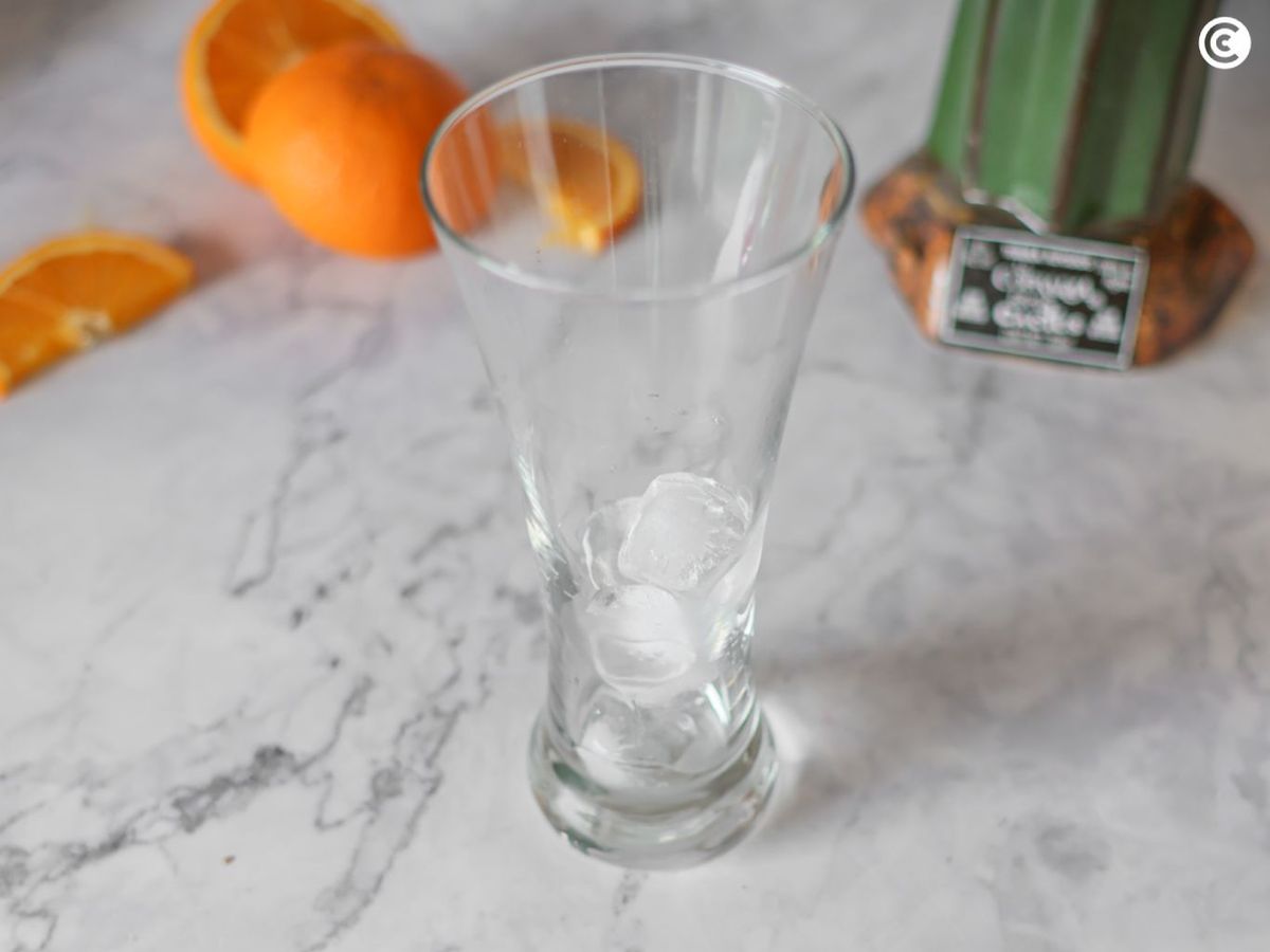 Vaso con hielos para Tequila Sunrise