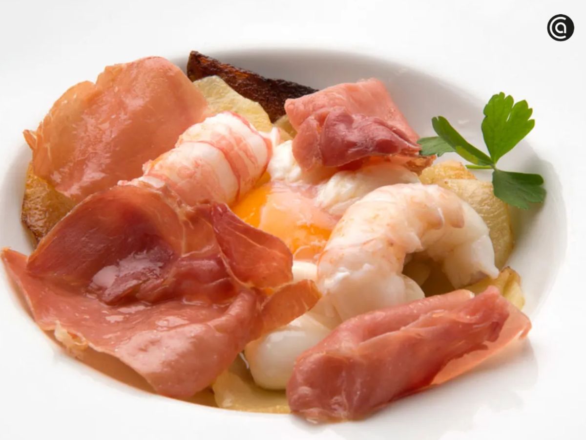 Las cigalas aportan un toque marino y elegante a recetas especiales como este huevo trufado con jamón.