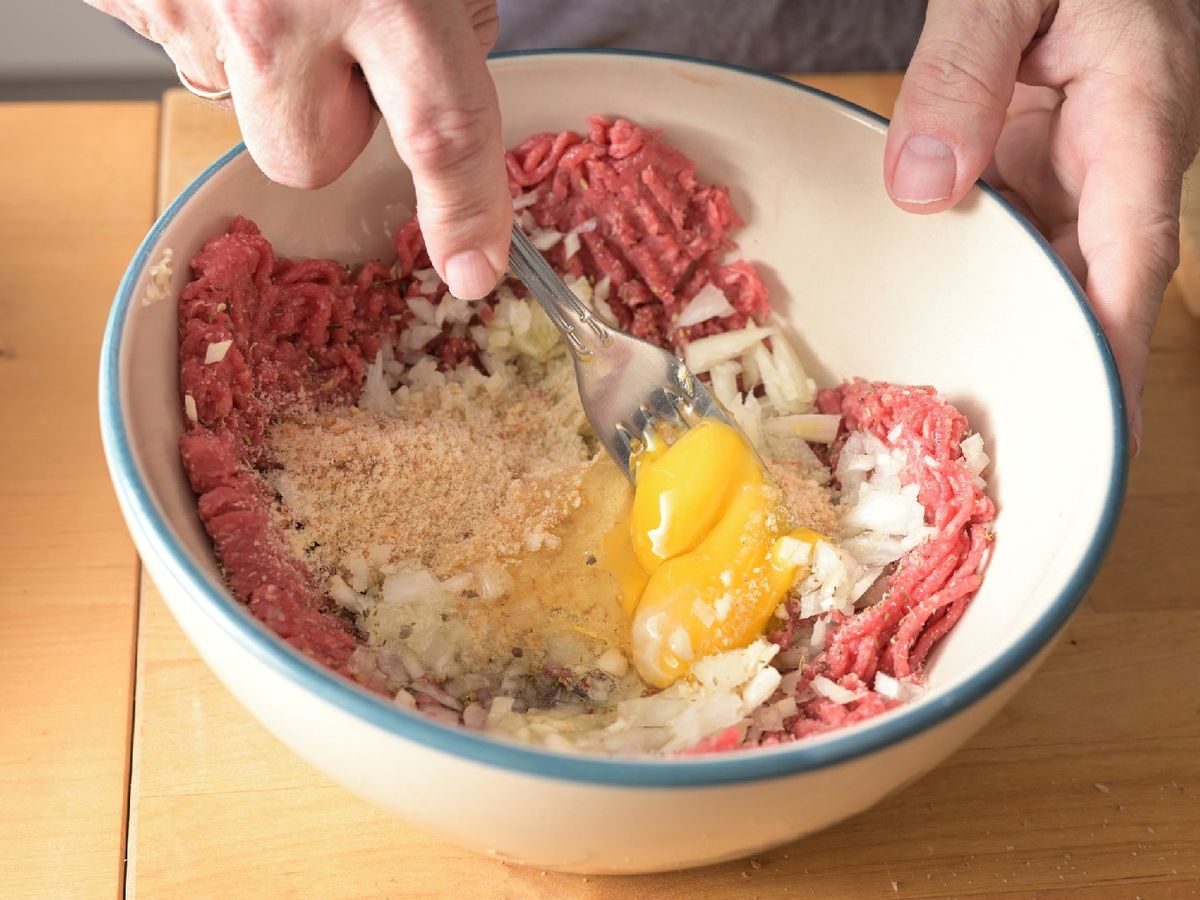 La miga remojada y el pan rallado ayudan a mantener la carne húmeda, aunque el acabado es distinto