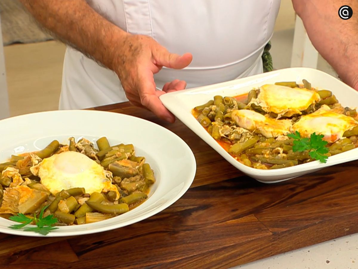 Decora el guiso de habas a la andaluza con una hoja de perejil