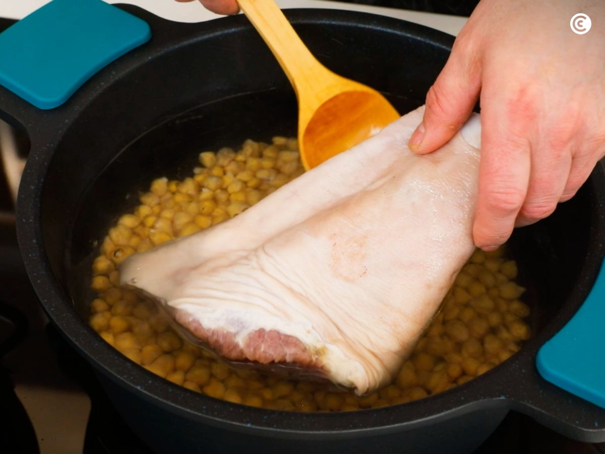 Cuece la carne con los garbanzos