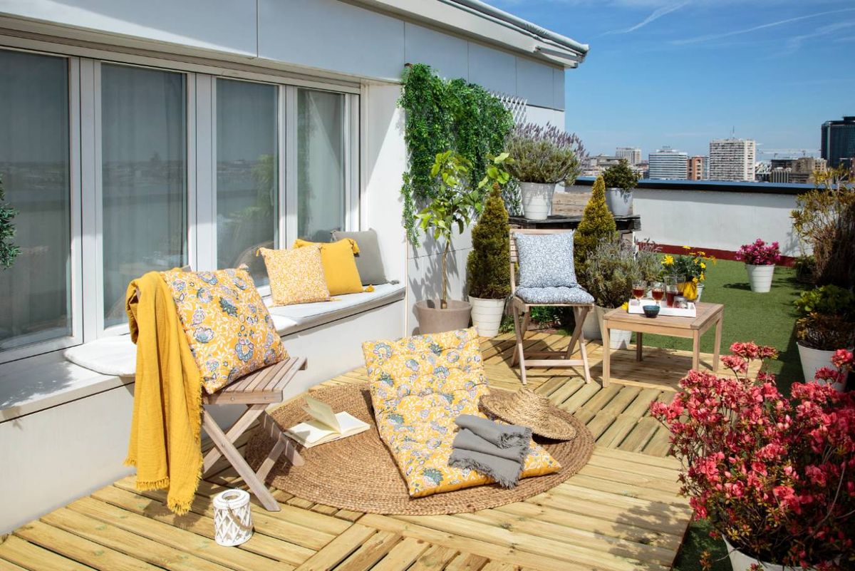 Terraza con decoración colorida.
