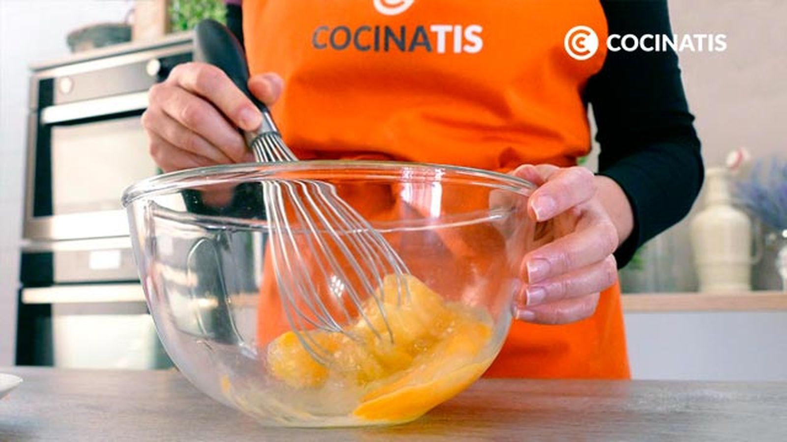 Bate los huevos con el azúcar Receta de bizcocho de calabaza paso 2