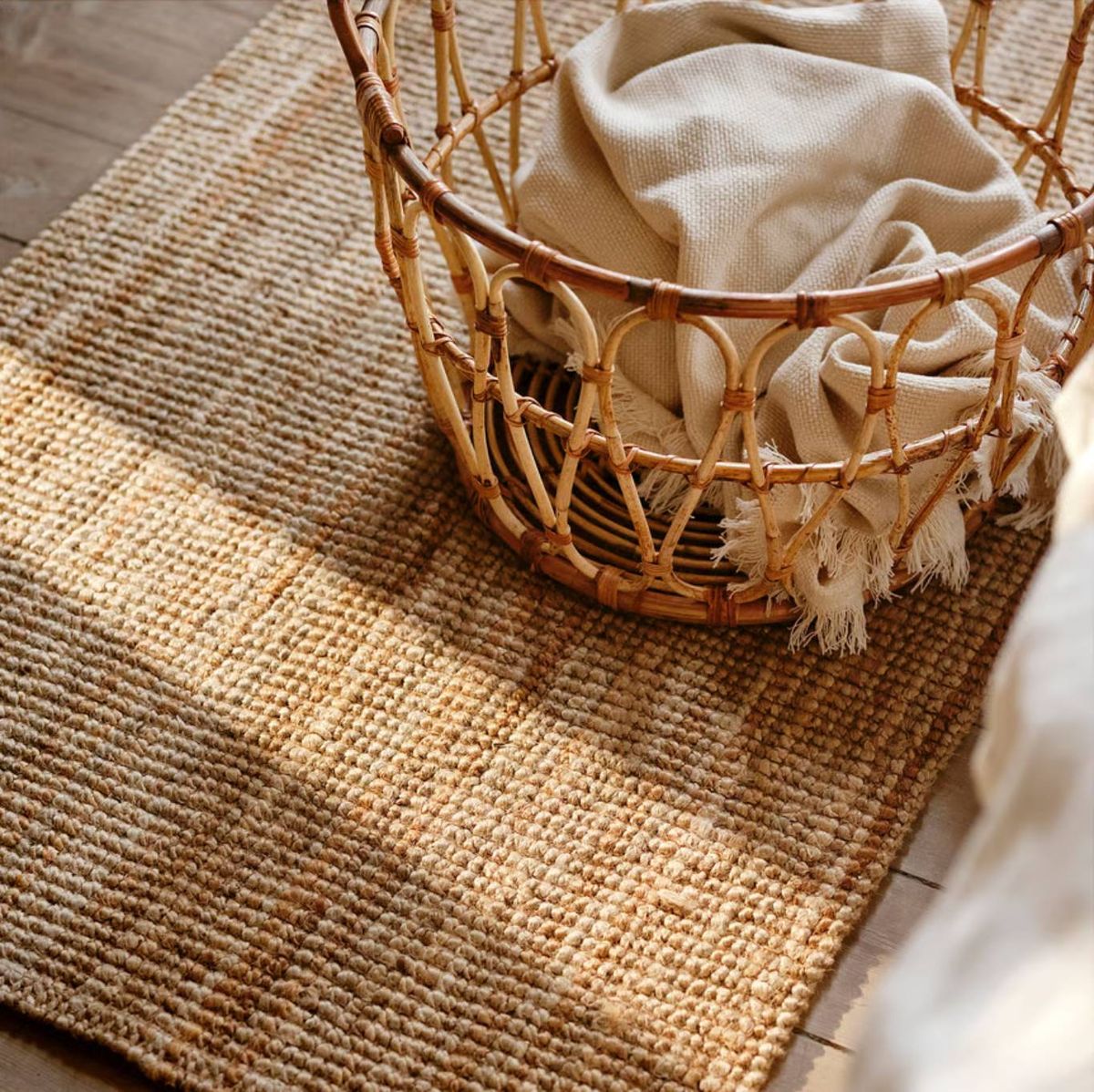 Alfombra de fibras naturales LOHALS y cesta SNIDAD.