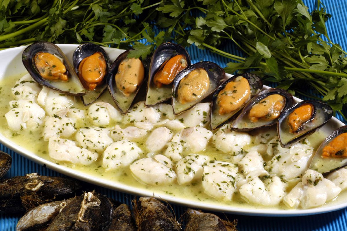 Carrilleras de bacalao con mejillones en salsa verde