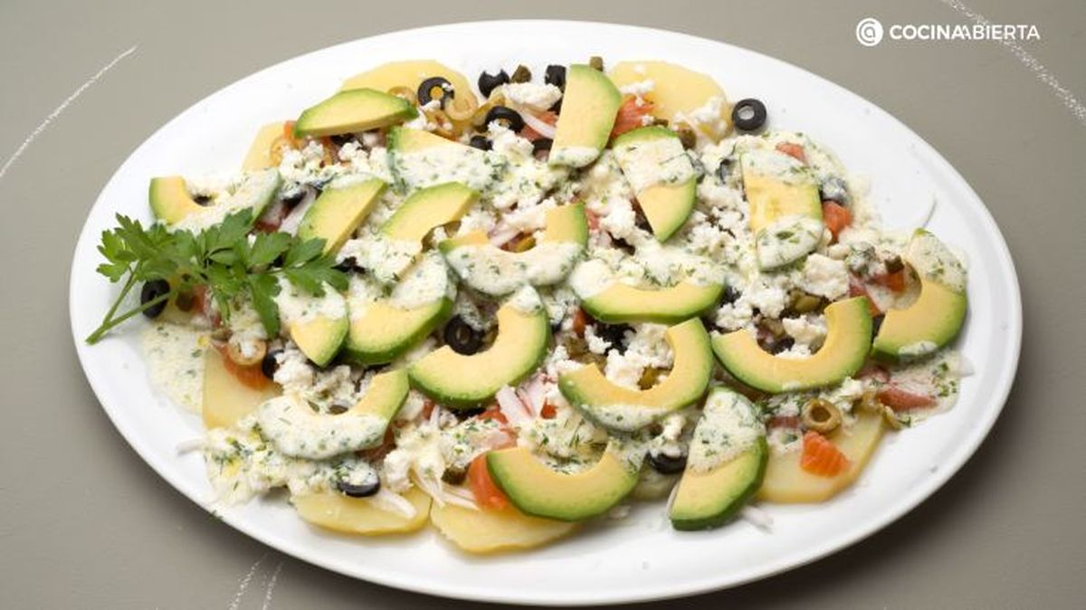 Ensalada de patata, aguacate, salmón ahumado y aliño de yogur