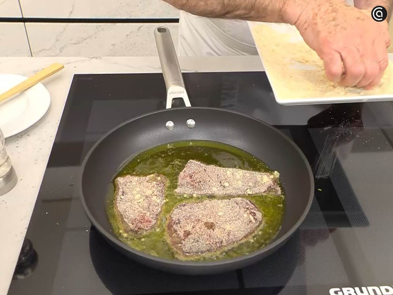 Fríe los filetes de hígado empanado