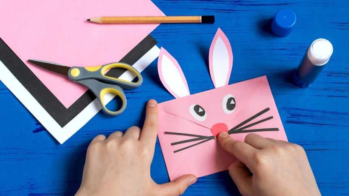 Pega las piezas en el sobre y deja que la nariz sobresalga.