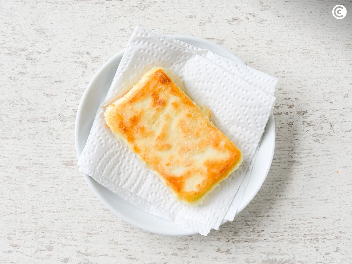 Saganaki de queso frito sobre papel absorbente