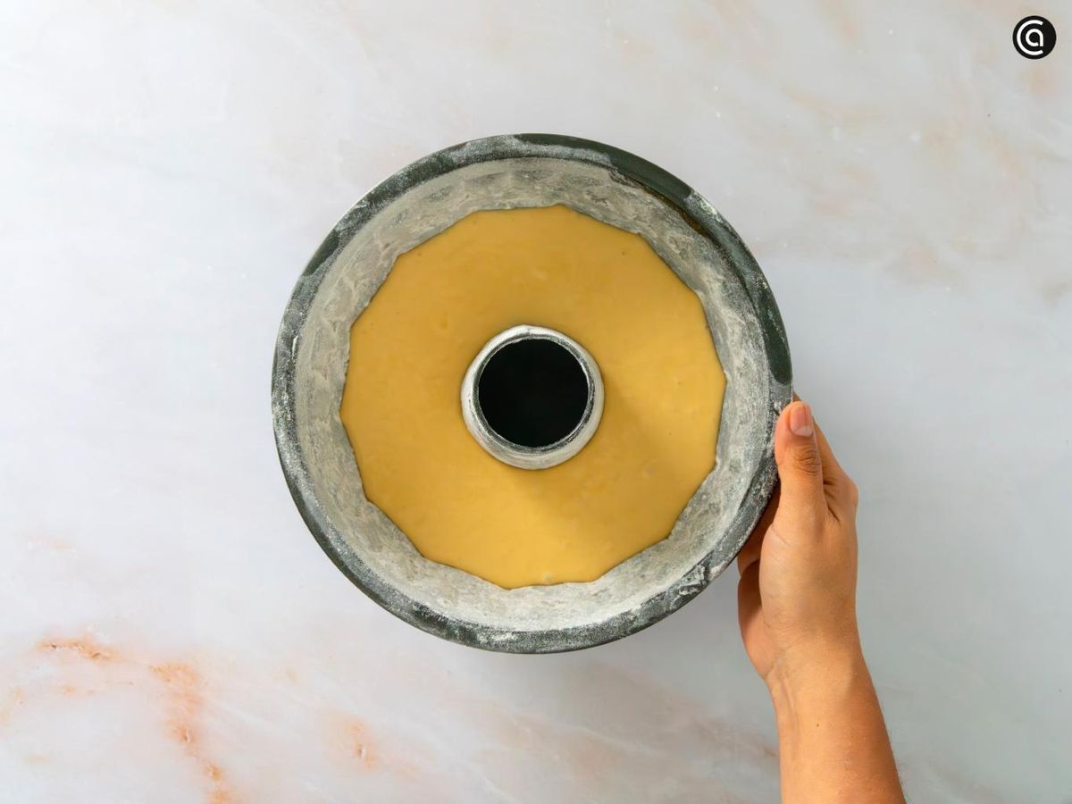 Vierte la masa en el molde