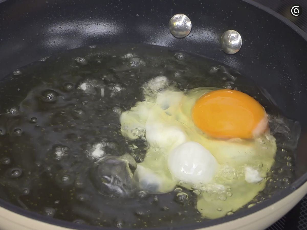 Fríe los huevos en una sartén