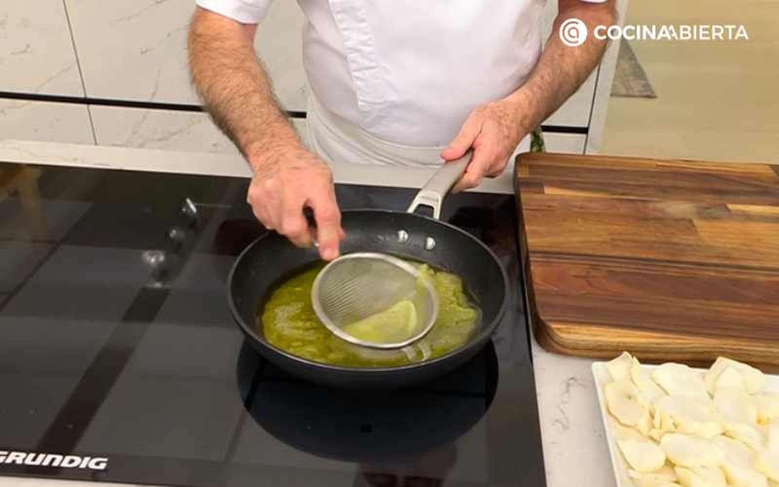 Karlos Arguiñano enseña ligar el pilpil con un colador Karlos Arguiñano enseña ligar el pilpil con un colador