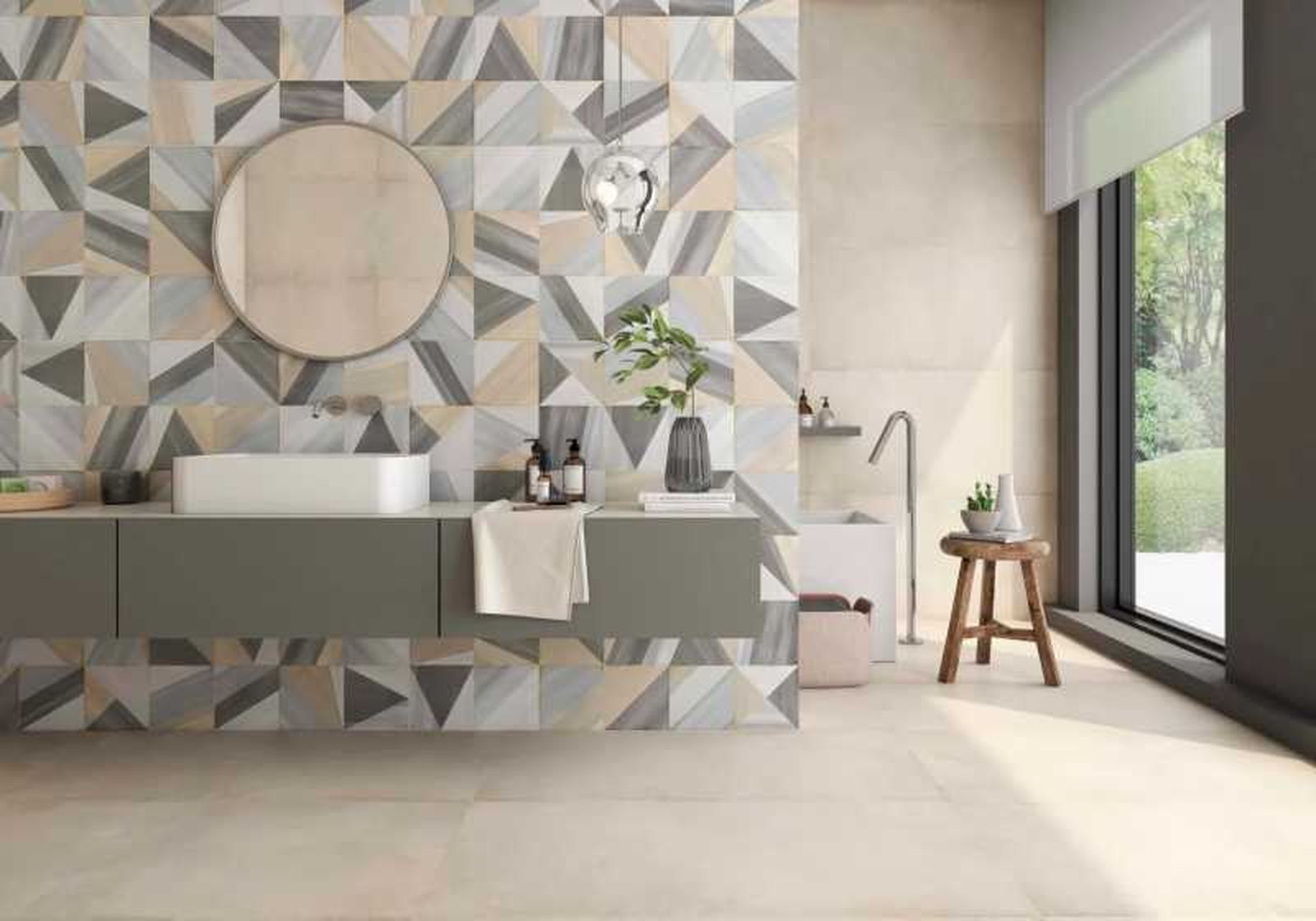 Baño con azulejos geométricos de colores.