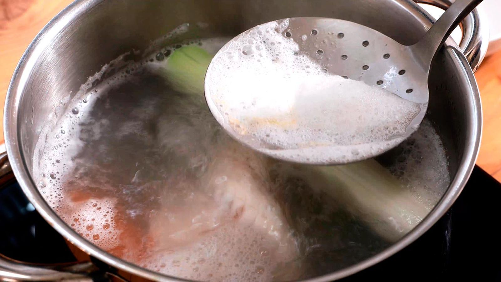 Quita la espuma con ayuda de una espumadera Receta de pastel de cabracho paso 2