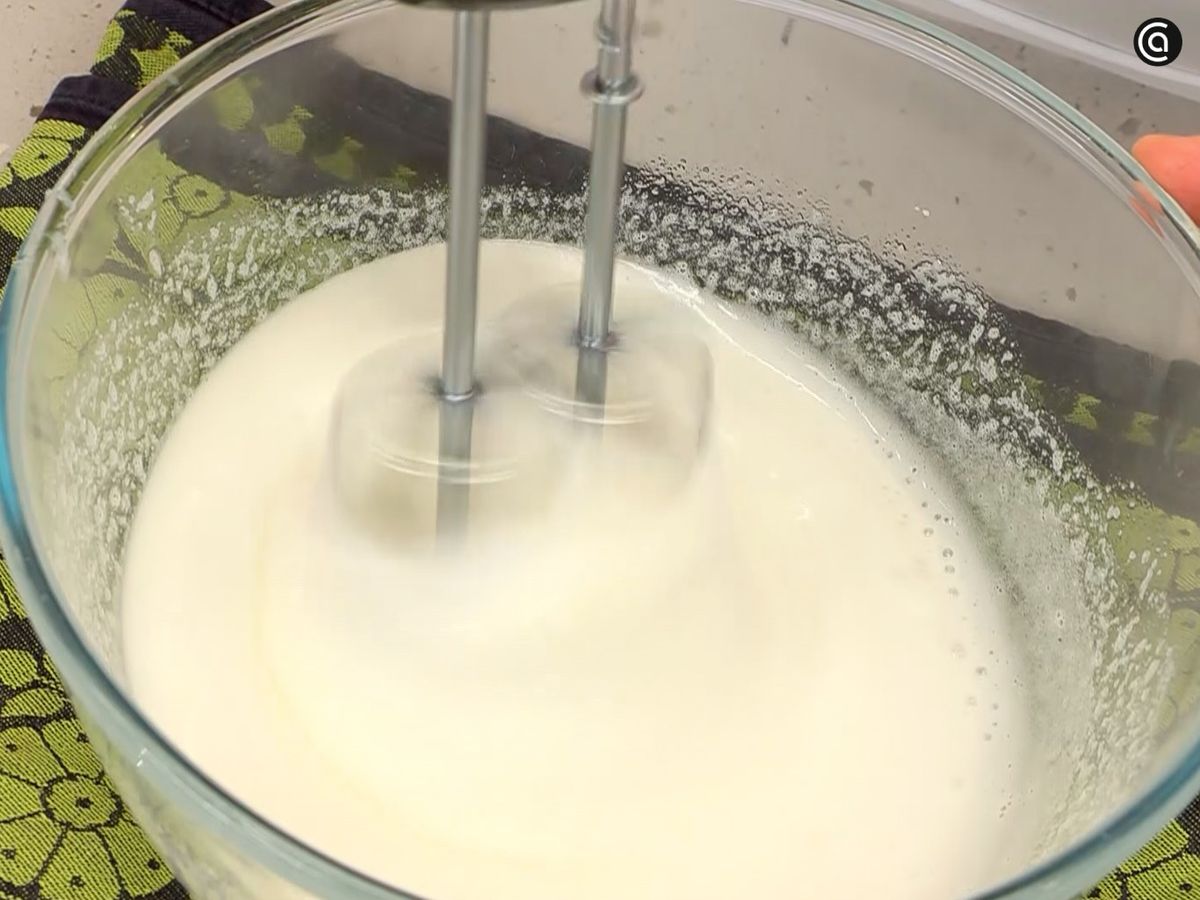 Bate las claras con azúcar hasta formar un merengue firme