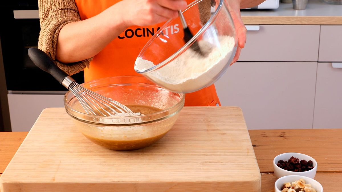 Bizcocho de plátano, avellanas y arándanos   paso 3