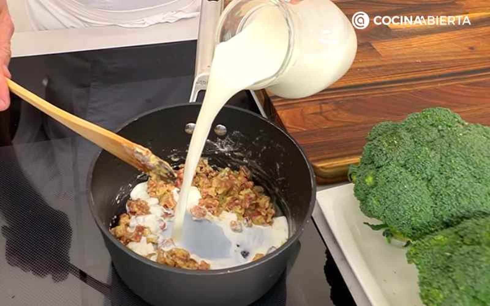 Agrega la leche y remueve con una varilla