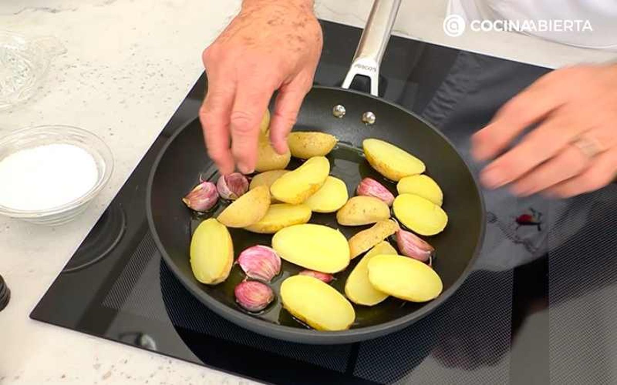 Rehoga las patatas cocidas con los ajos
