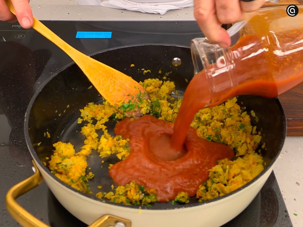 Haz la salsa con las hortalizas trituradas, las especias, la salsa de tomate y el caldo