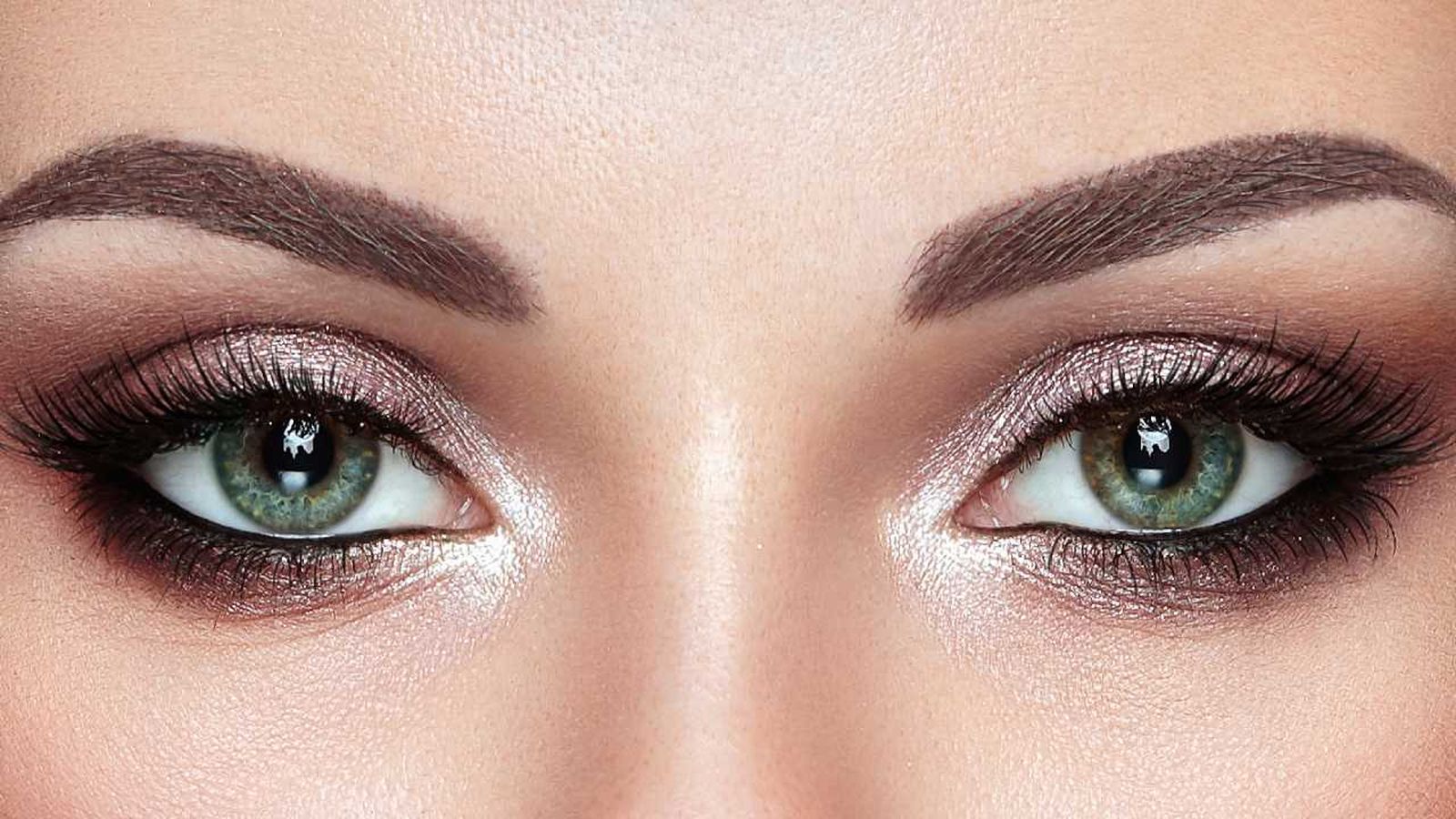 Los ojos verdes pueden complementarse con una gran variedad de tonos Los ojos verdes pueden complementarse con una gran variedad de tonos
