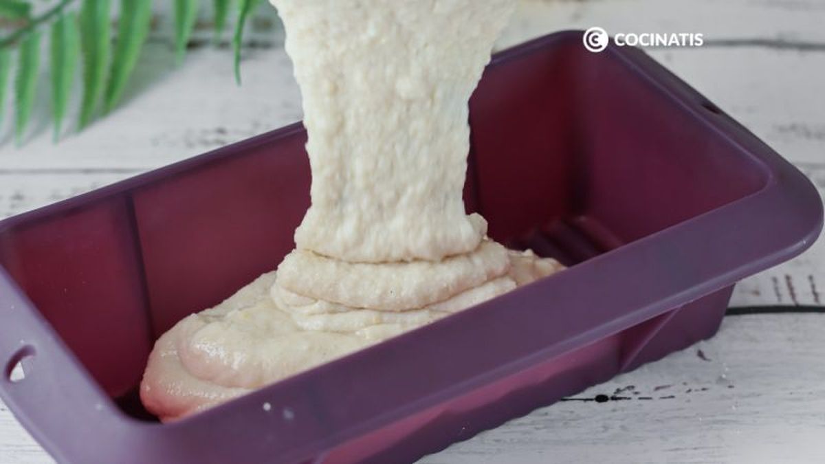 Rellenamos el molde con la masa de bizcocho