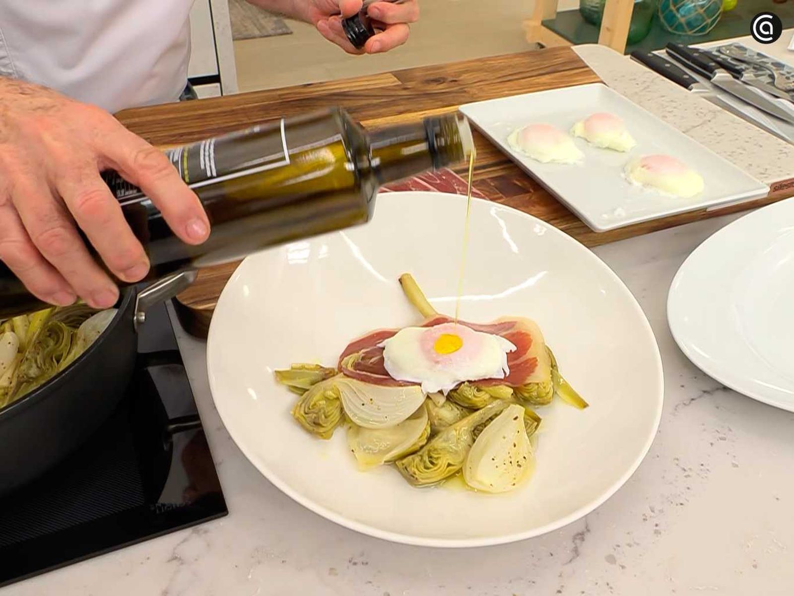Sirve las alcachofas guisadas con huevo y jamón Sirve las alcachofas guisadas con huevo y jamón