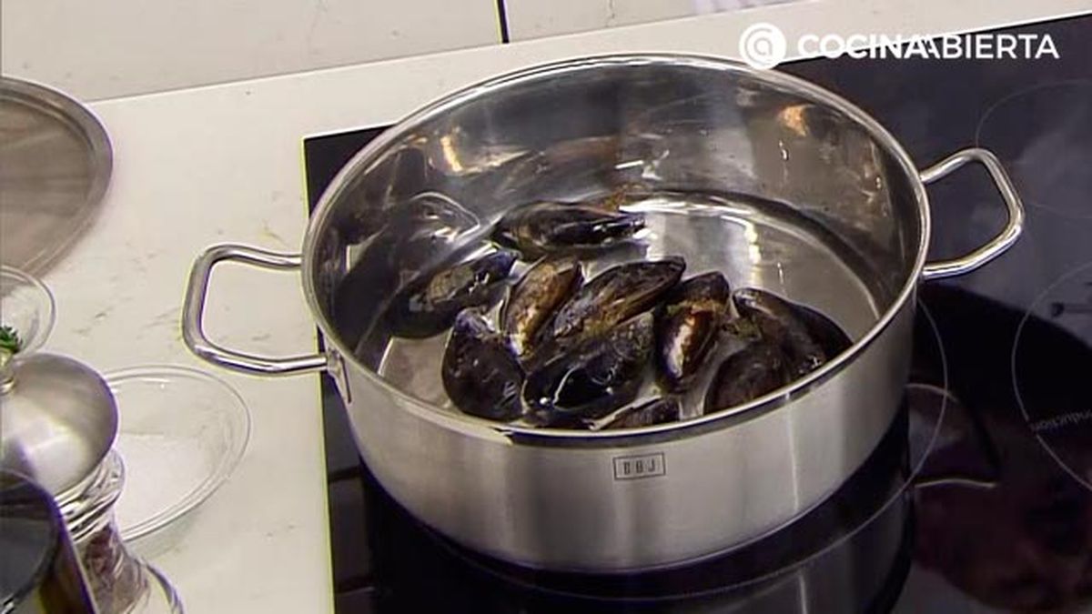 KARL67190321 receta delicias de mejillon croquetas karlos arguinano paso1