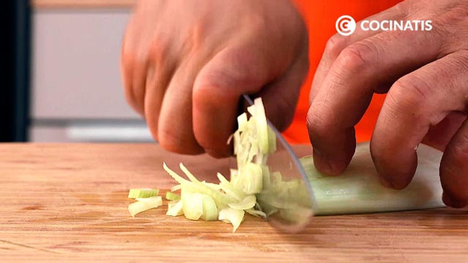 Corta las verduras bien finitas Receta de bonito en escabeche paso 2
