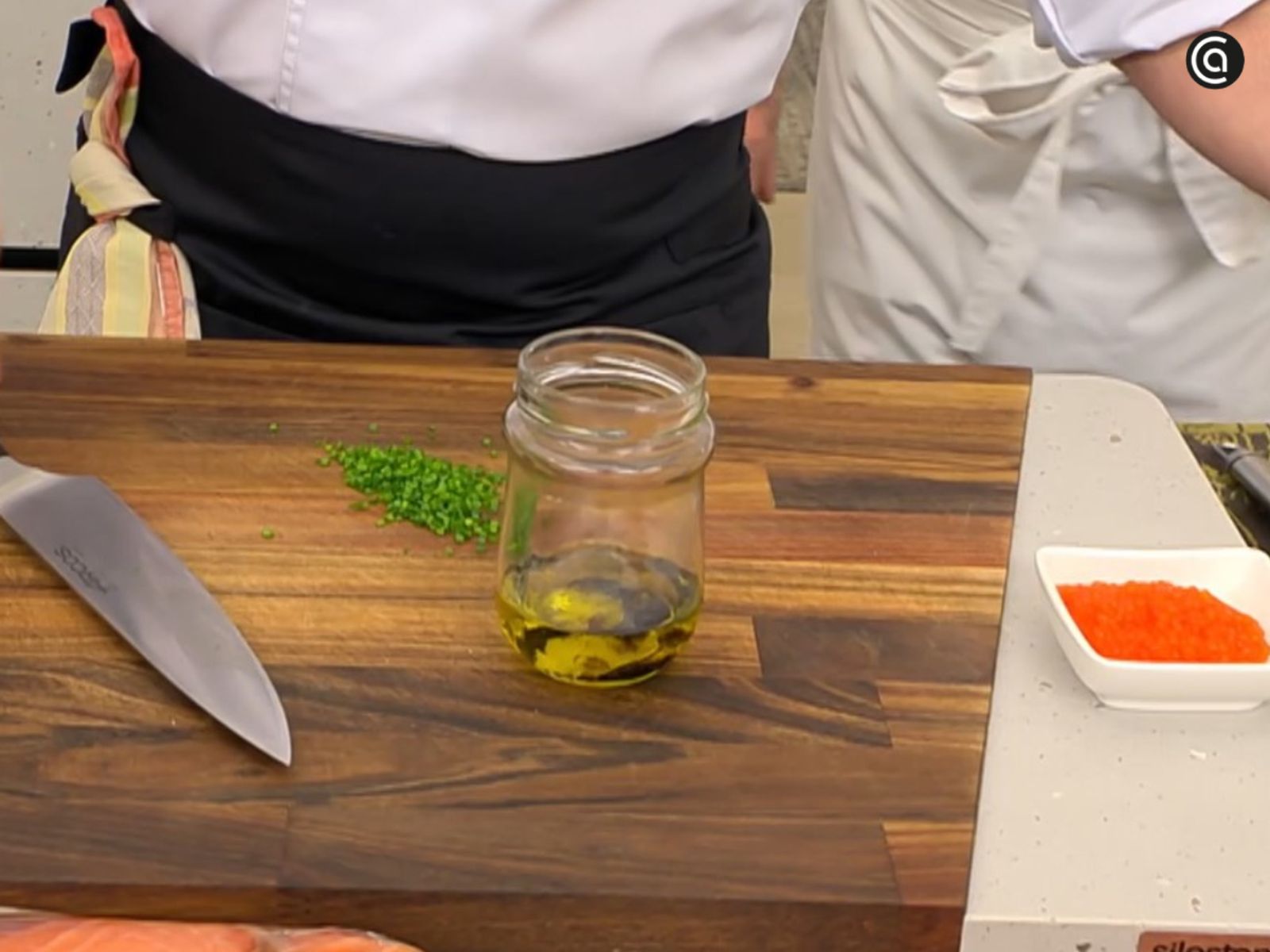 La vinagreta se emulsiona con aceite y vinagre y se completa con cebollino y huevas de salmón.