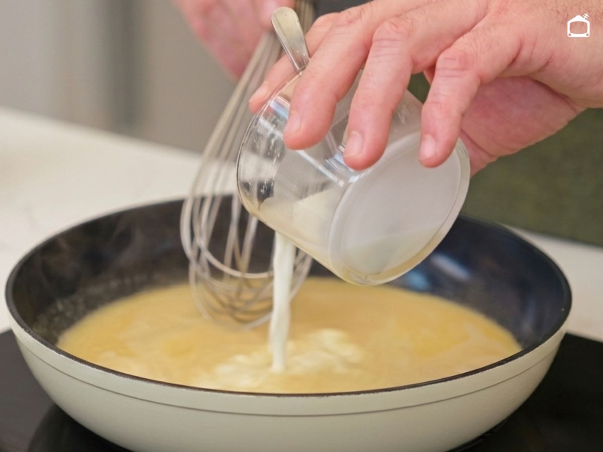 Lleva el jugo del pollo a una sartén y añade harina de maíz para espesar