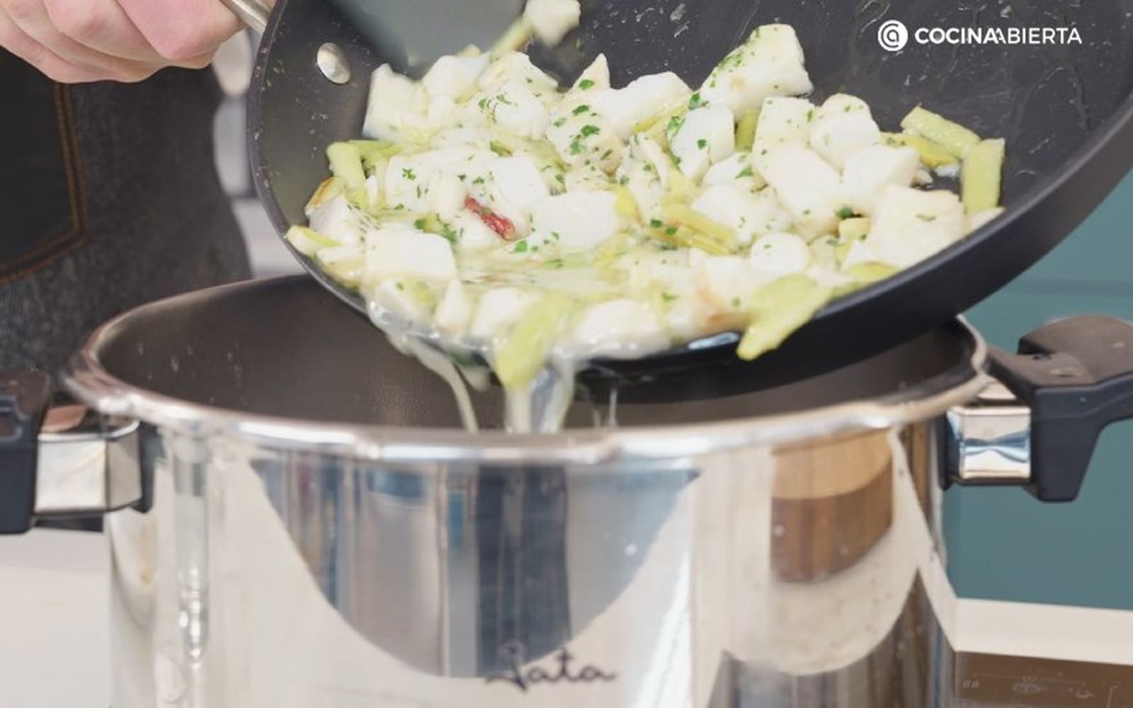 Batchcooking en olla superrápida - añadiendo el bacalao Batchcooking en olla superrápida - añadiendo el bacalao