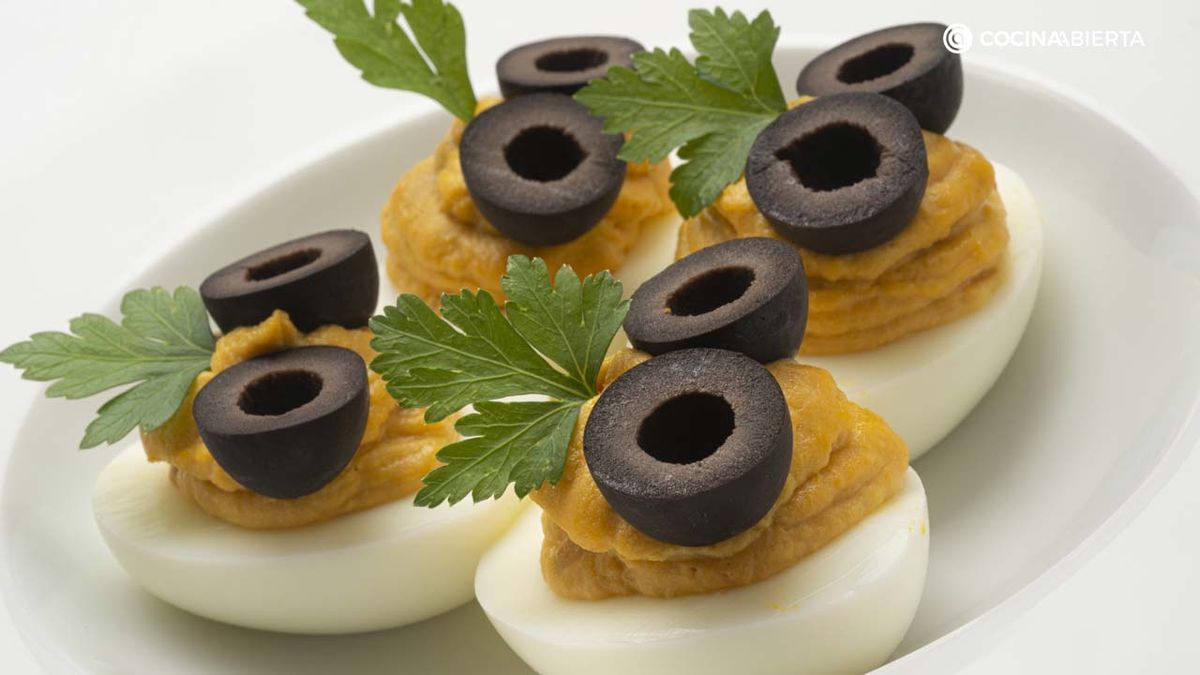 Elabora unos deliciosos huevos rellenos de atún con olivas negras