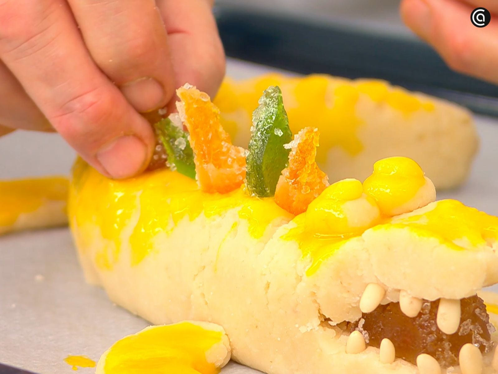 Decora el lomo del cocodrilo con trocitos de fruta escarchada