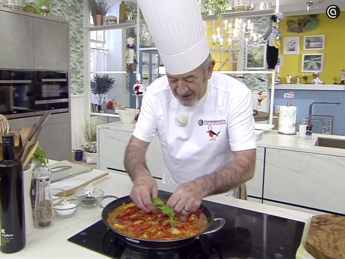 Decora con las tiras de pimiento y unas hojas de perejil