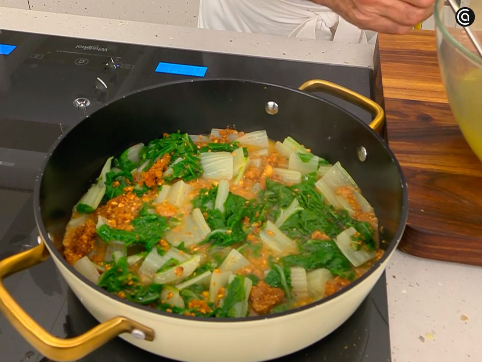 Cocina las acelgas mezcladas con el majado y un poco de caldo
