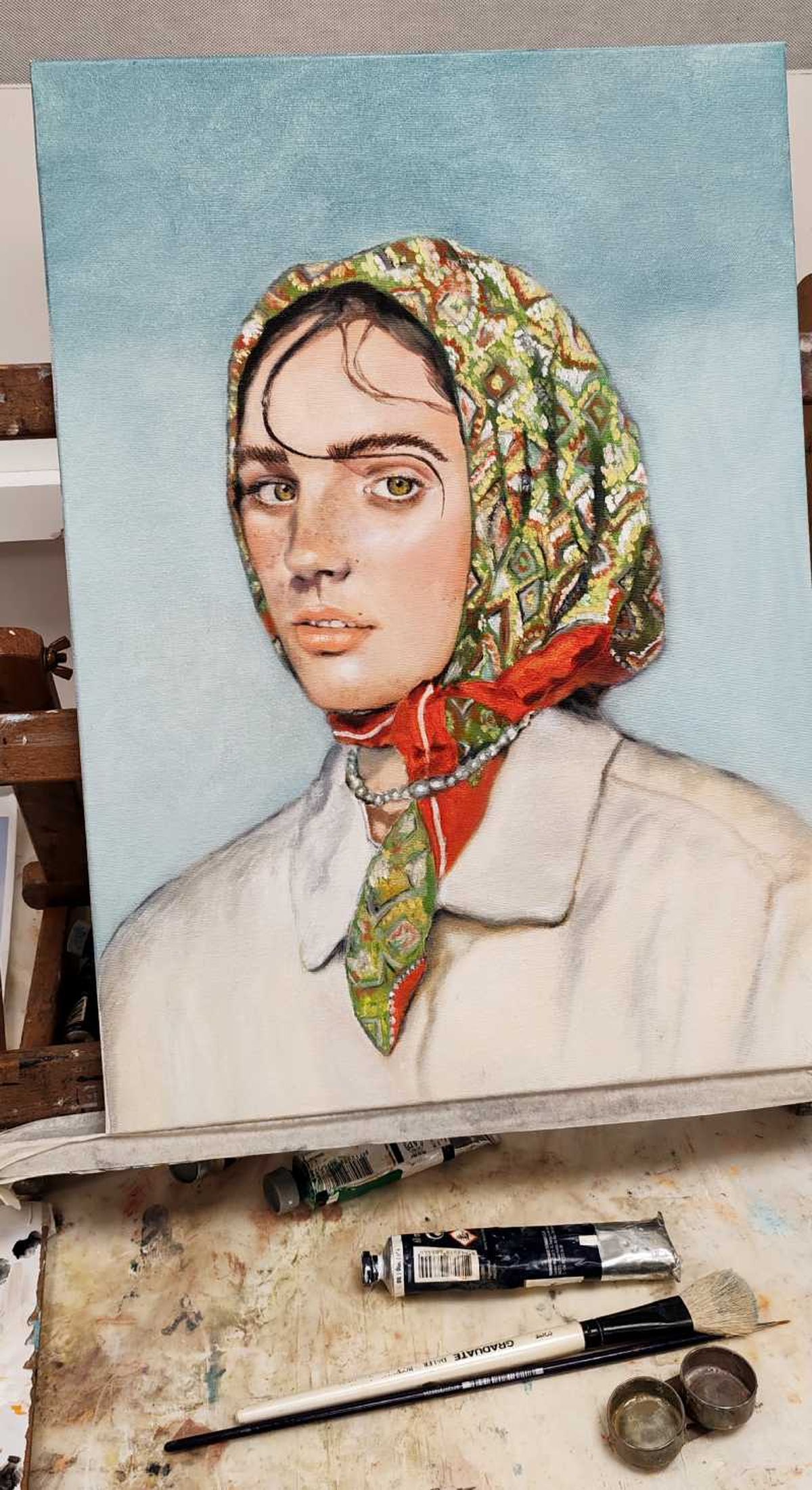 Retrato a óleo de una mujer con pañuelo de colores. / Obra y foto: Verónica Otxandio (Verotxan)