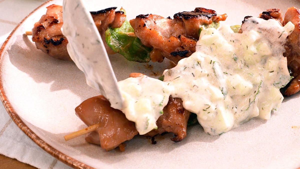 Recopilatorio de salsas fáciles para acompañar platos de carne  salsa tzatziki