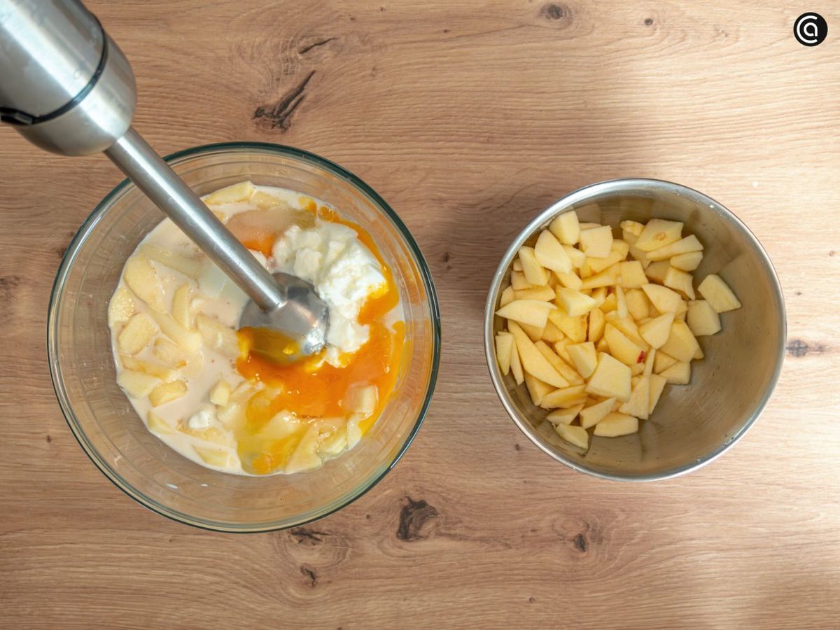 Corta las manzanas en trozos y tritura junto con el resto de ingredientes